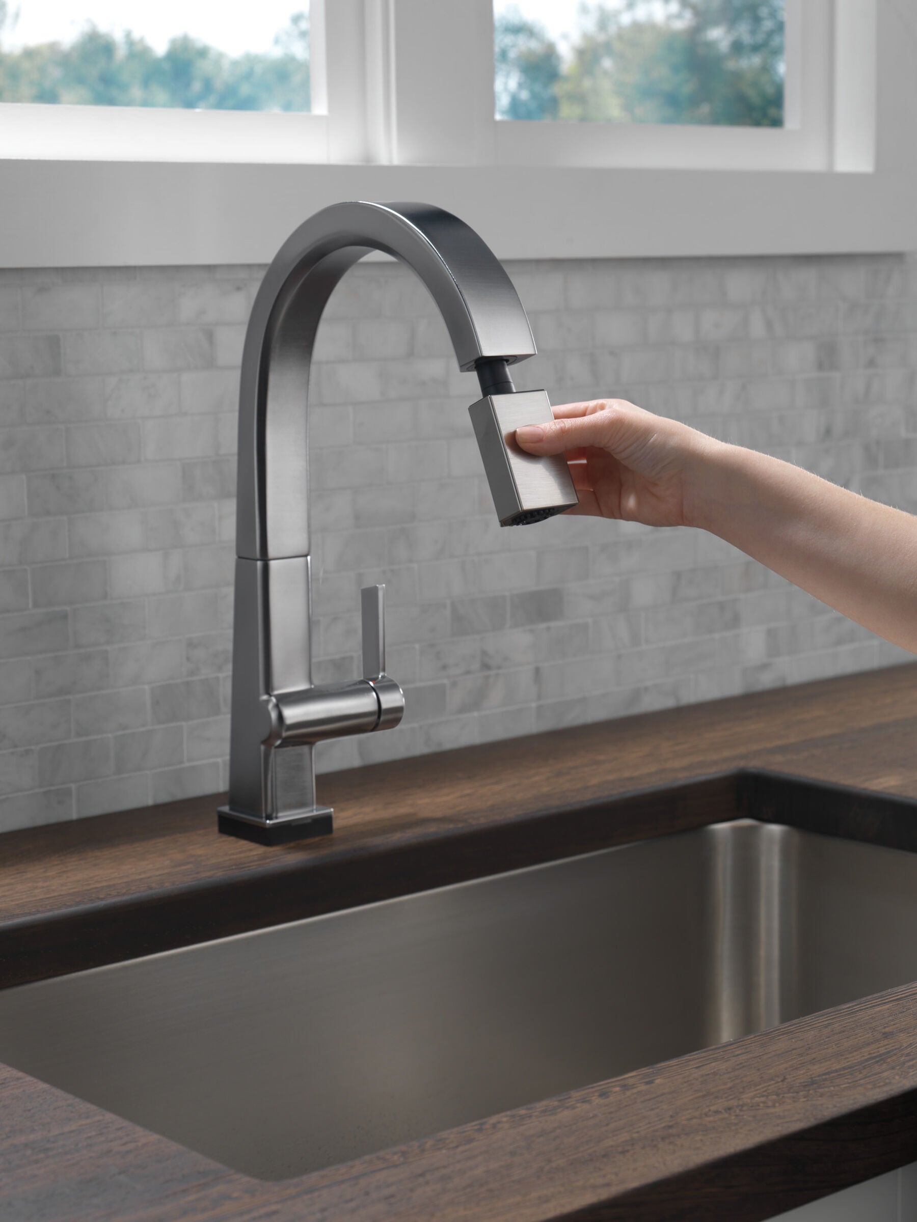 Monomando de Cocina Pull Down con Tecnología Touch2o® Pivotal Delta