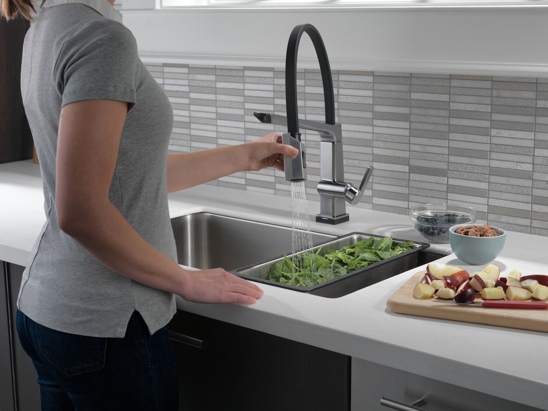 Monomando de Cocina con Manguera Expuesta - Tecnología Touch2o® Pivotal Delta Delta Grifo