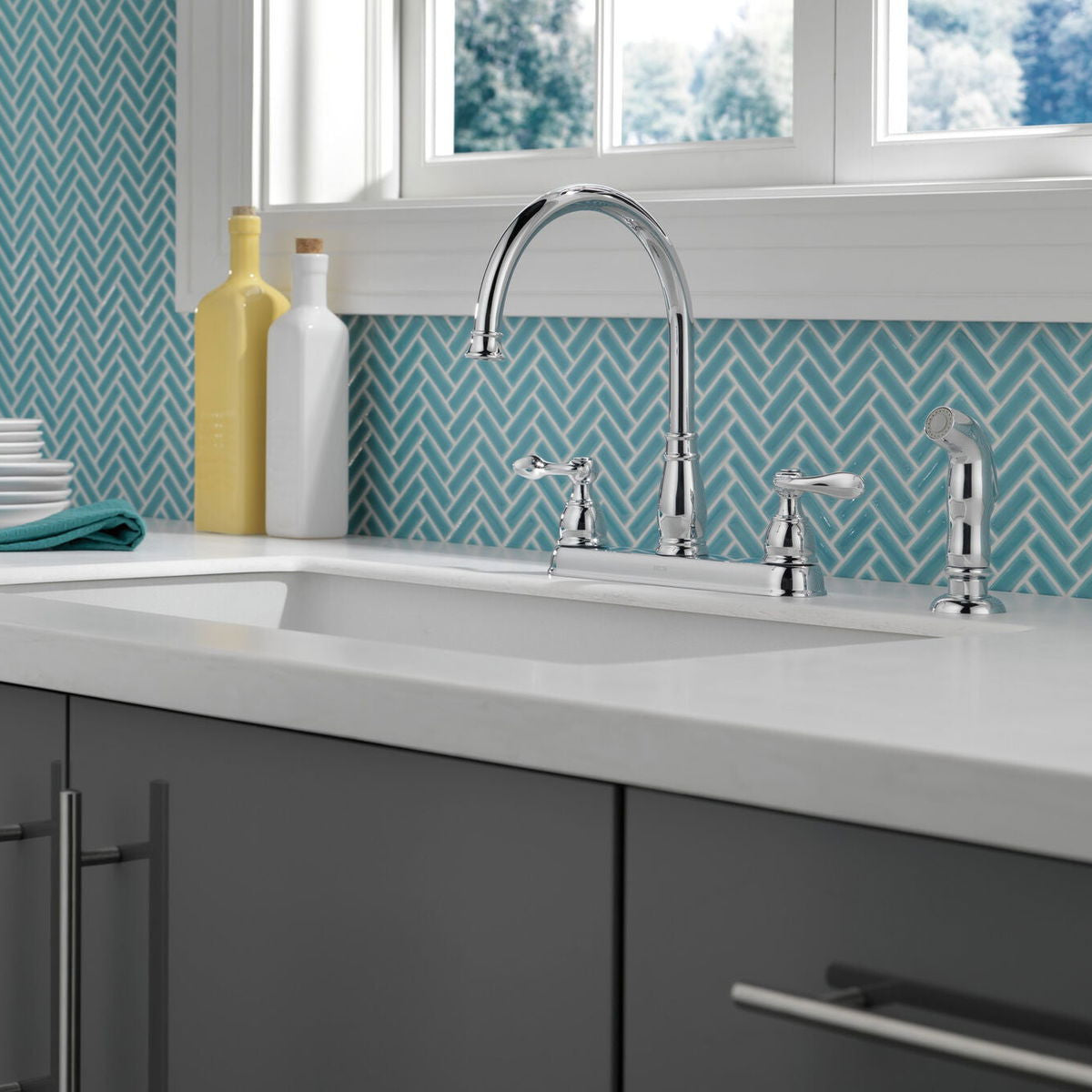 Grifo de cocina de dos manijas Delta Windermere - jamesandstevenmx