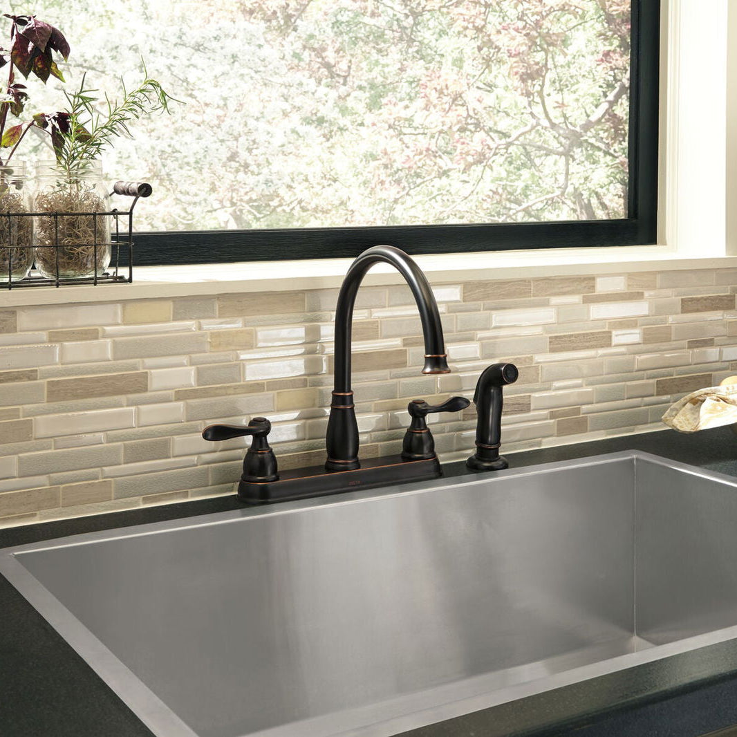 Grifo de cocina de dos manijas Delta Windermere - jamesandstevenmx