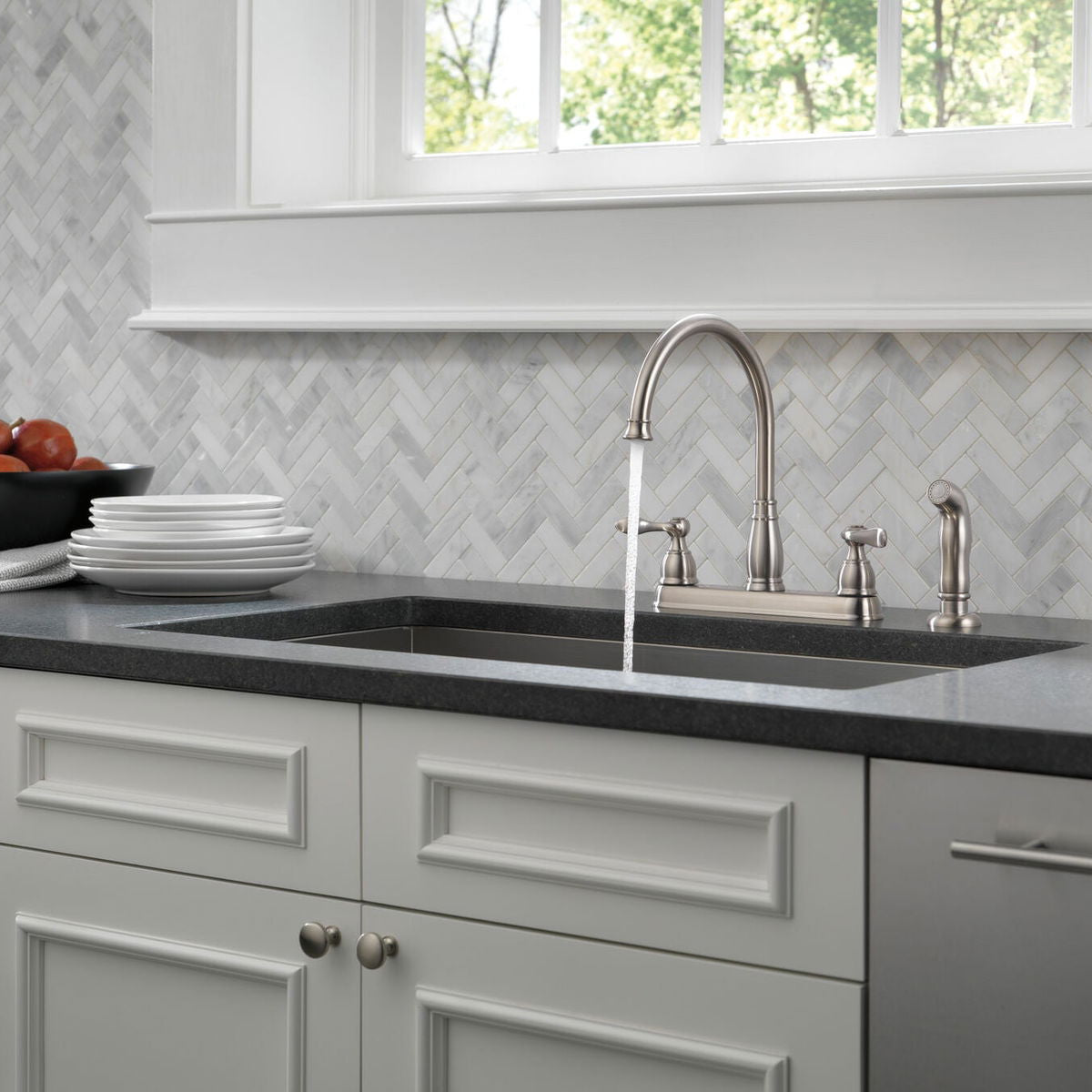 Grifo de cocina de dos manijas Delta Windermere - jamesandstevenmx