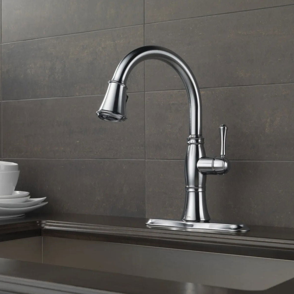 Monomando de Cocina Pull-Down con Shieldspray® - Cassidy - Delta - jamesandstevenmx