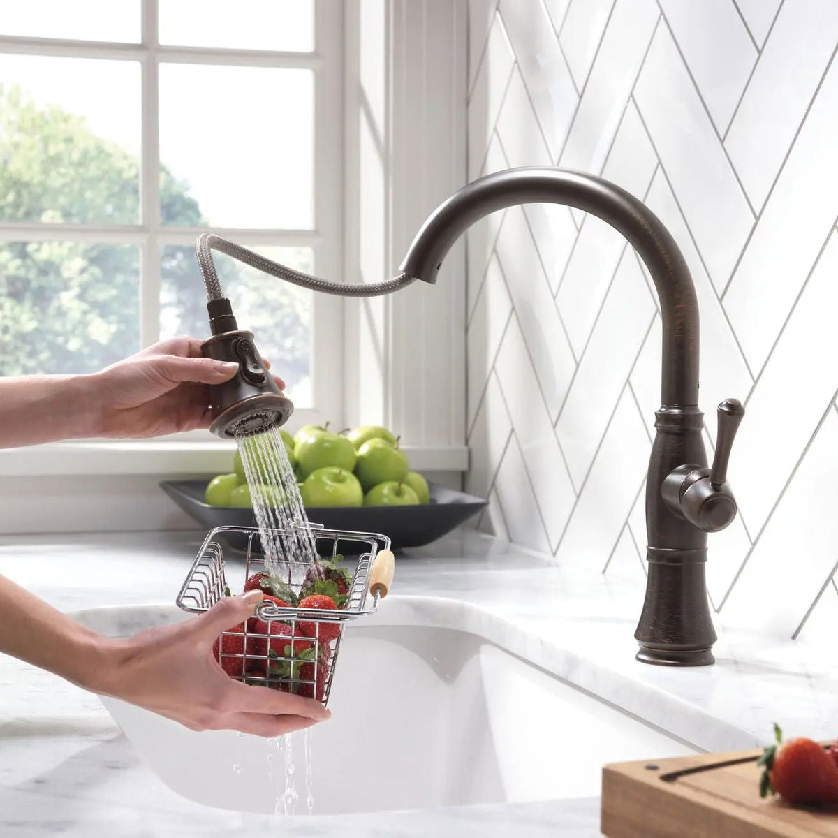 Monomando de Cocina Pull-Down con Shieldspray® - Cassidy - Delta - jamesandstevenmx