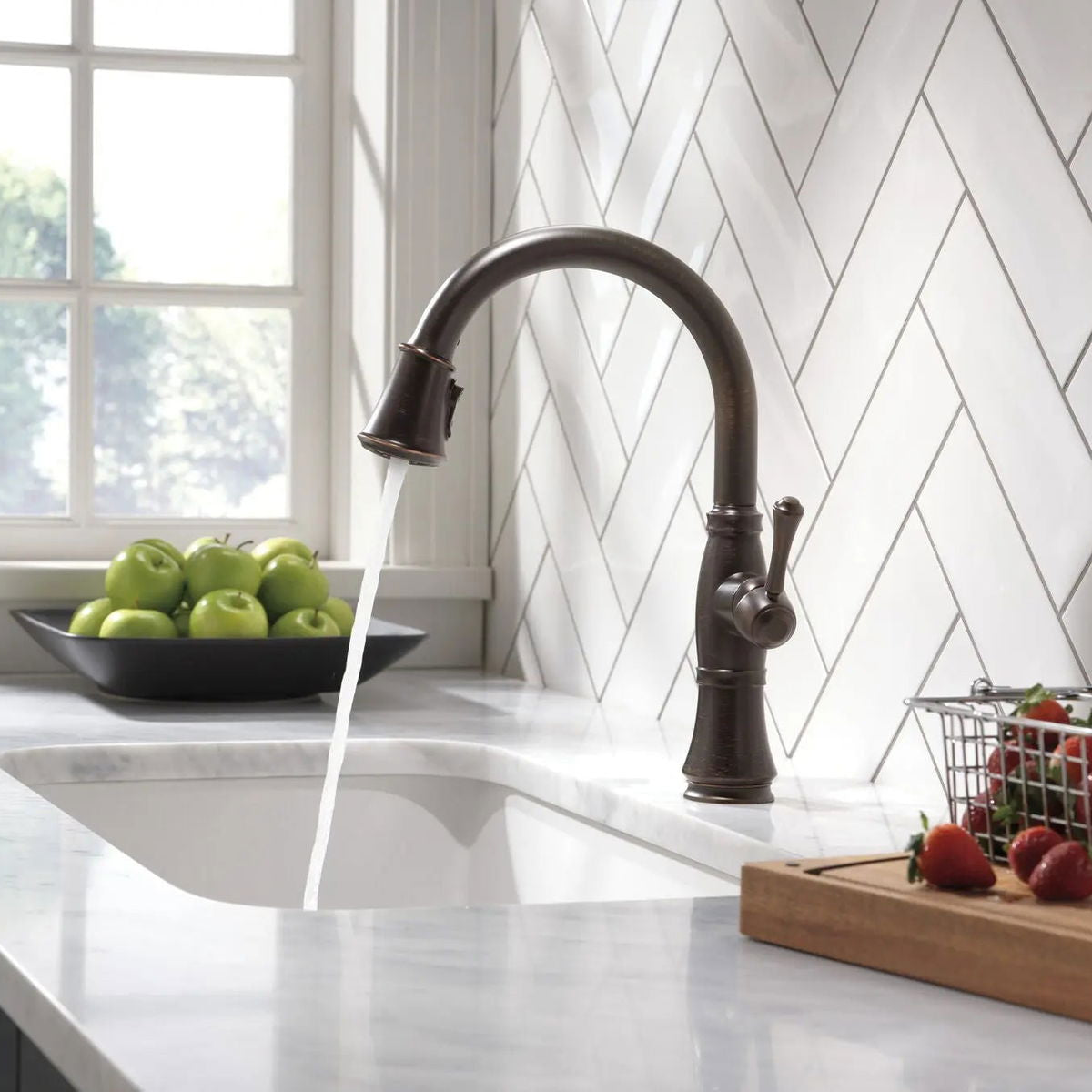 Monomando de Cocina Pull-Down con Shieldspray® - Cassidy - Delta - jamesandstevenmx