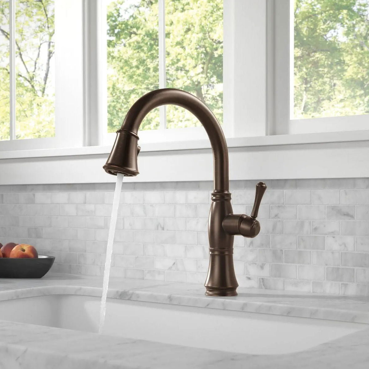 Monomando de Cocina Pull-Down con Shieldspray® - Cassidy - Delta - jamesandstevenmx