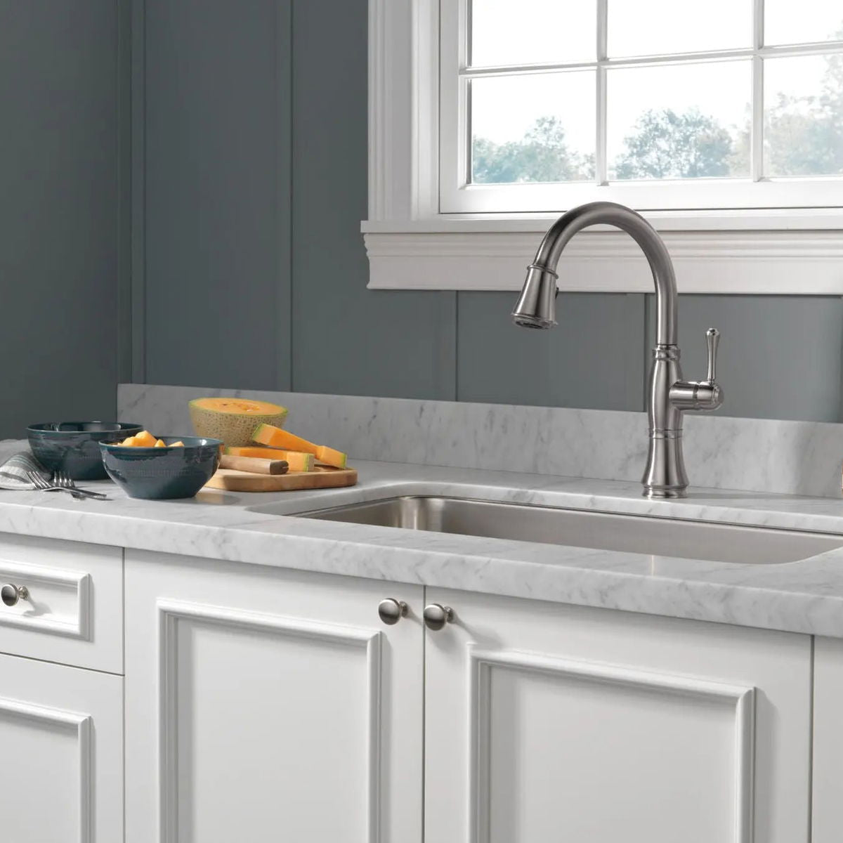 Monomando de Cocina Pull-Down con Shieldspray® - Cassidy - Delta - jamesandstevenmx