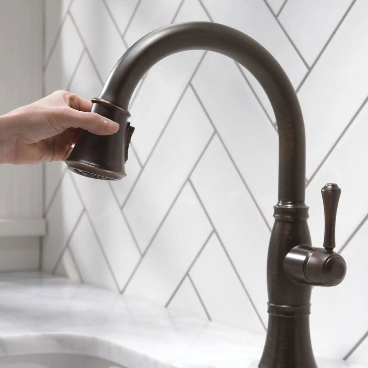 Monomando de Cocina Pull-Down con Shieldspray® - Cassidy - Delta - jamesandstevenmx