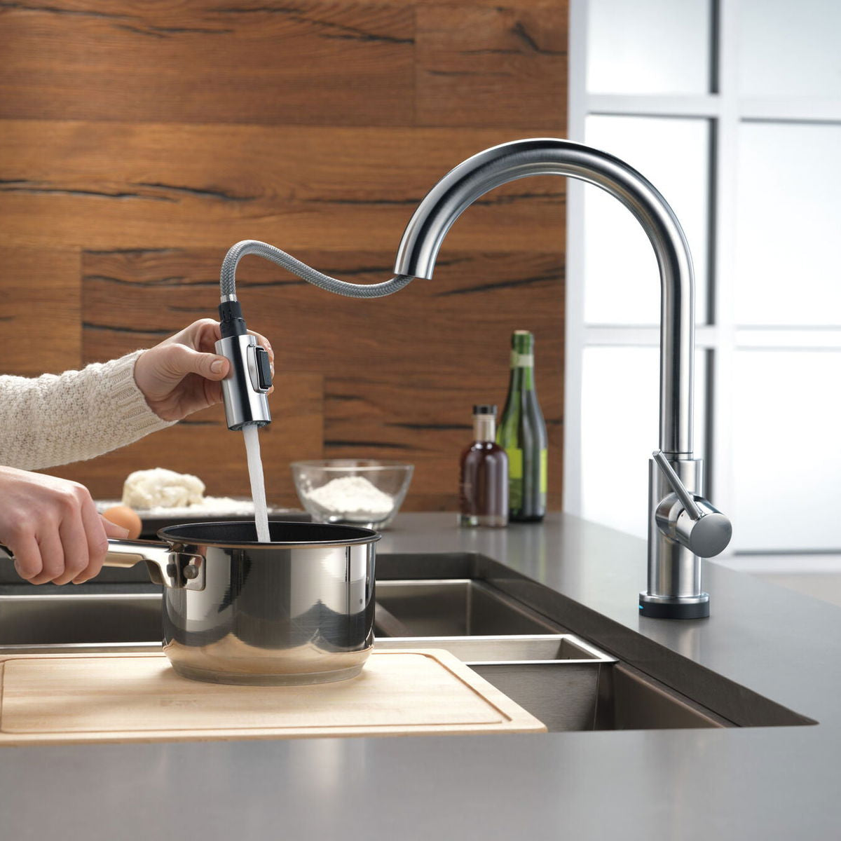 Monomando de Cocina Pull-Down con Tecnología Touch2o® Trinsic Delta - jamesandstevenmx