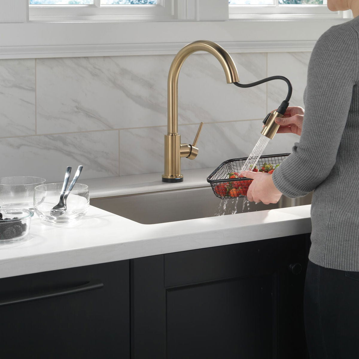 Monomando de Cocina Pull-Down con Tecnología Touch2o® Trinsic Delta - jamesandstevenmx