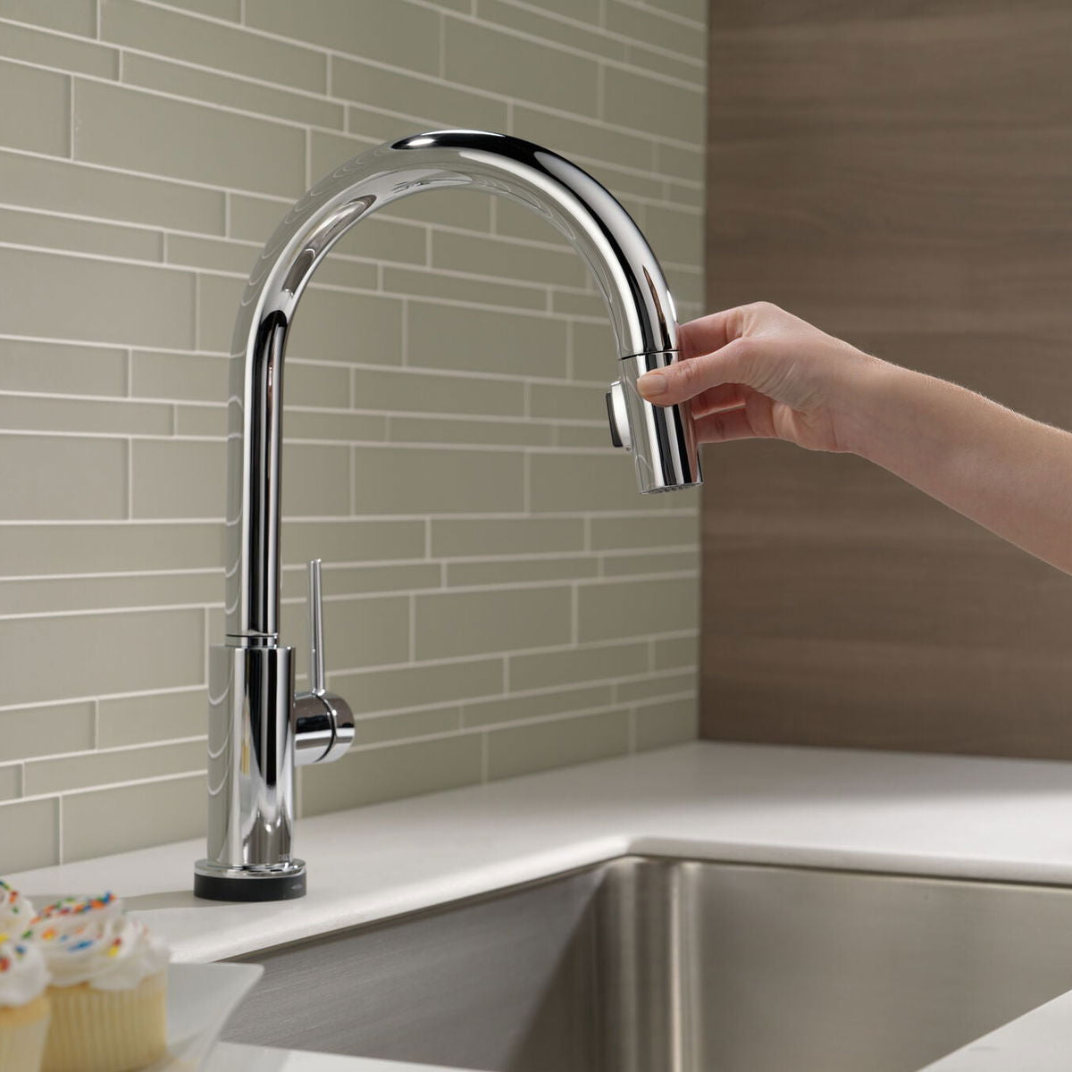 Monomando de Cocina Pull-Down con Tecnología Touch2o® Trinsic Delta - jamesandstevenmx