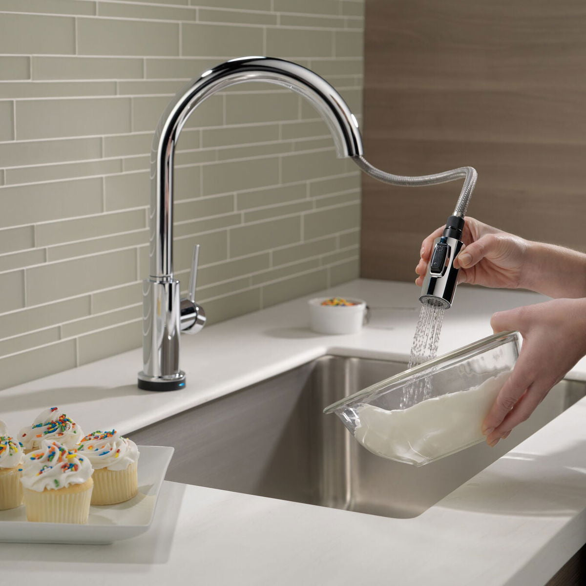 Monomando de Cocina Pull-Down con Tecnología Touch2o® Trinsic Delta - jamesandstevenmx