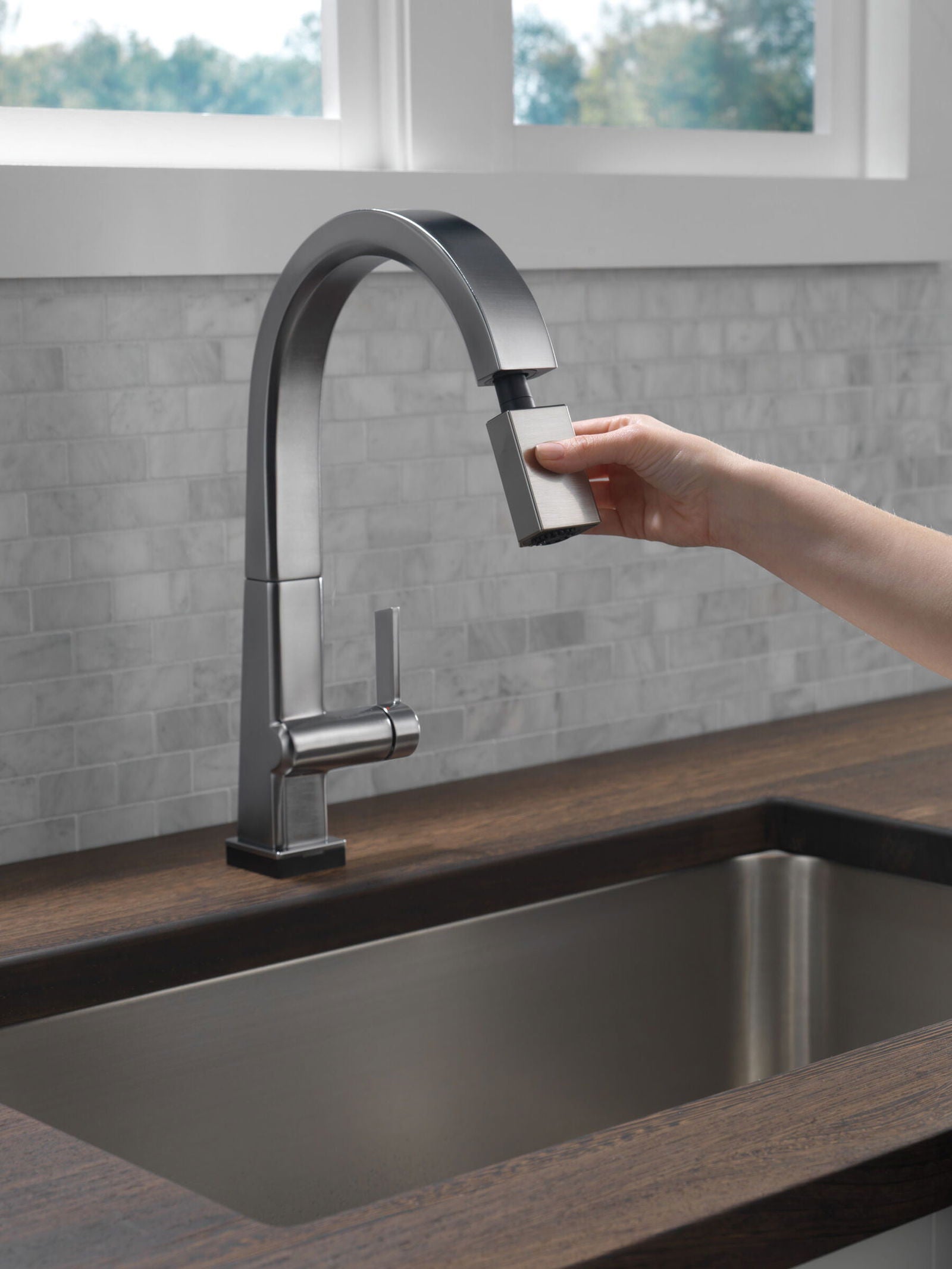 Monomando de Cocina Pull Down con Tecnología Touch2o® Pivotal Delta - jamesandstevenmx