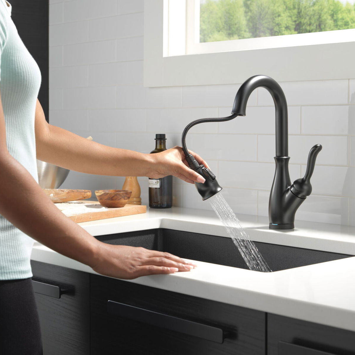 Monomando para Bar Pull Down con Tecnología Touch2o® Leland Delta - jamesandstevenmx