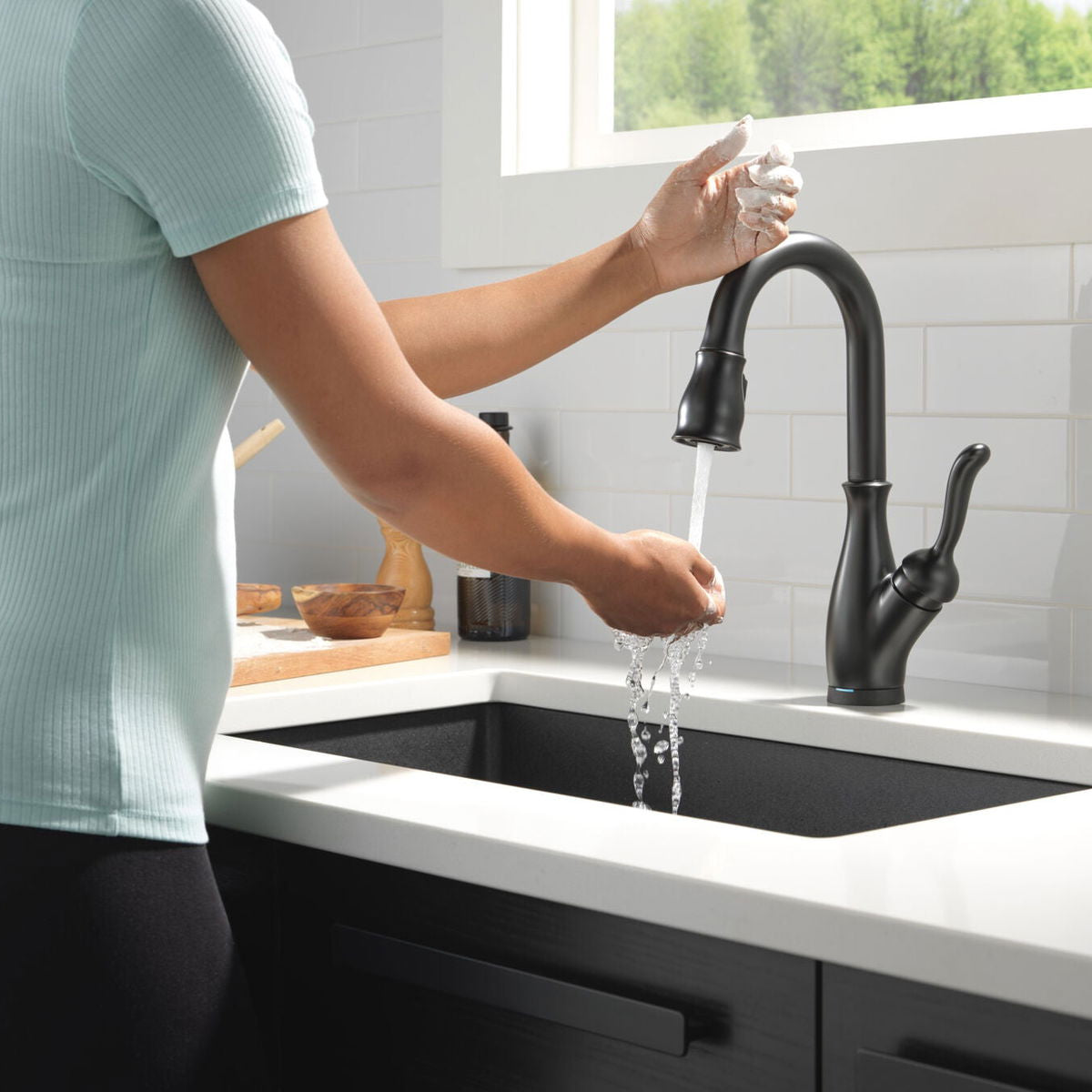 Monomando para Bar Pull Down con Tecnología Touch2o® Leland Delta - jamesandstevenmx