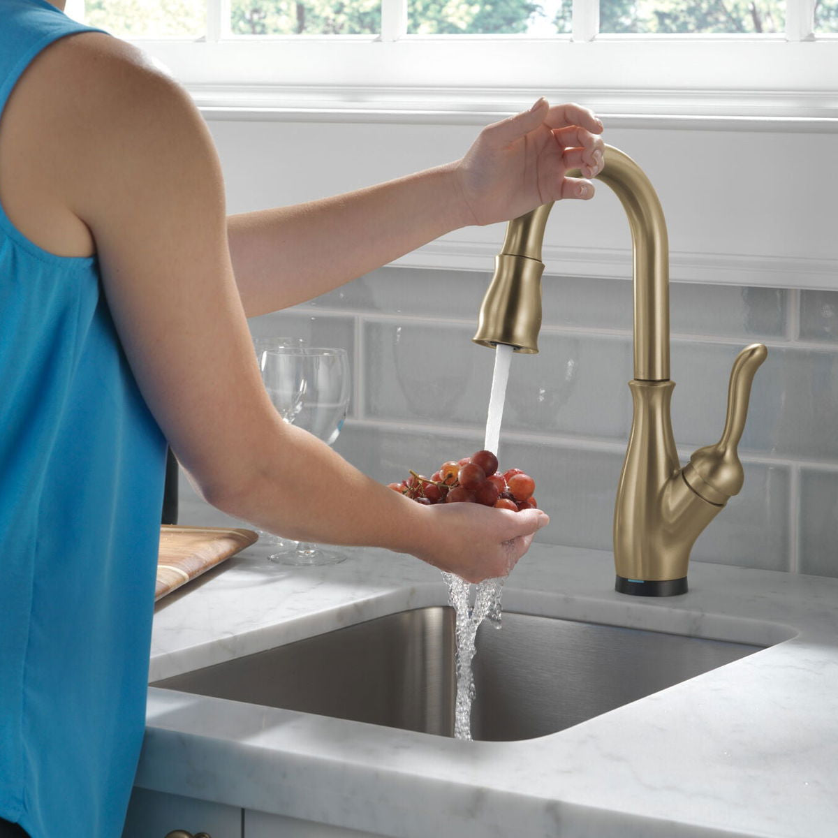 Monomando para Bar Pull Down con Tecnología Touch2o® Leland Delta - jamesandstevenmx