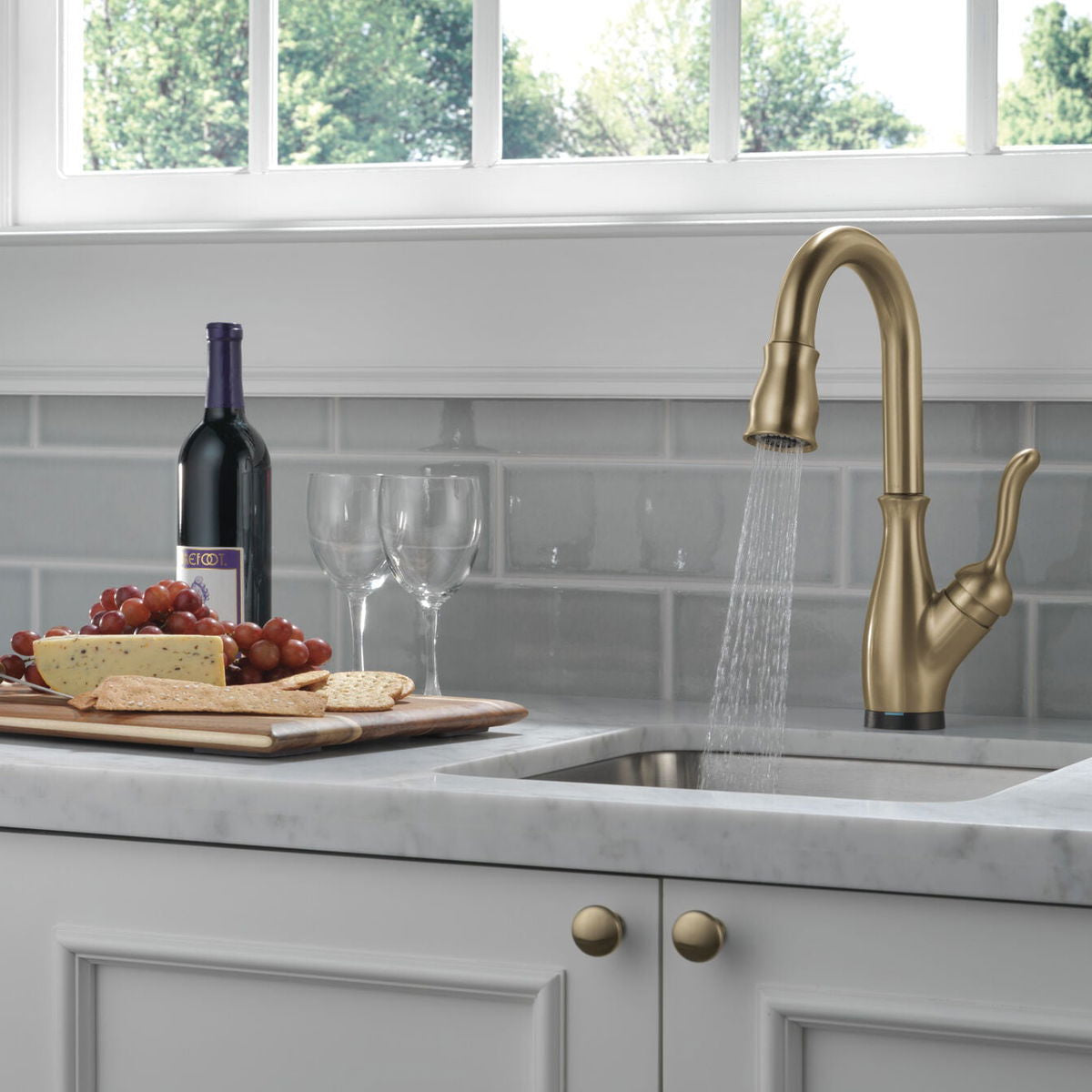 Monomando para Bar Pull Down con Tecnología Touch2o® Leland Delta - jamesandstevenmx