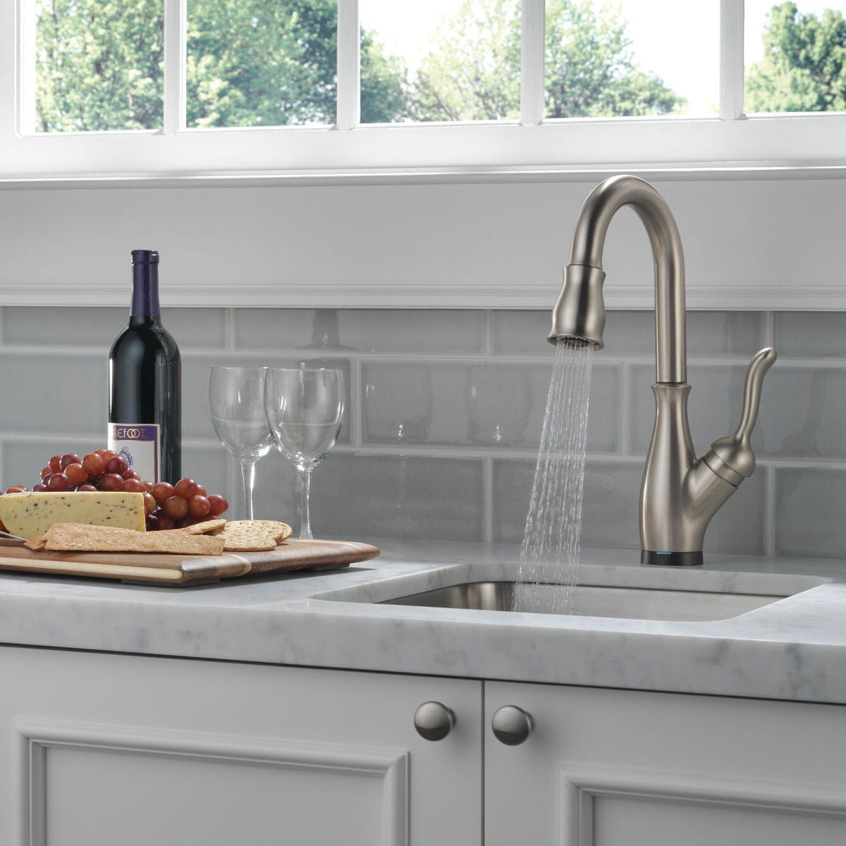 Monomando para Bar Pull Down con Tecnología Touch2o® Leland Delta - jamesandstevenmx