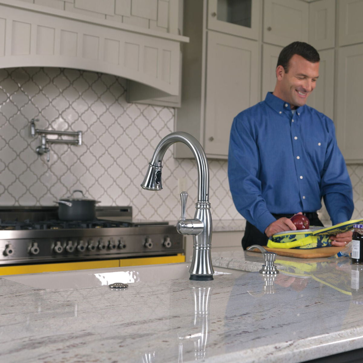 Pot Filler de Cocina de Pared- Delta - jamesandstevenmx