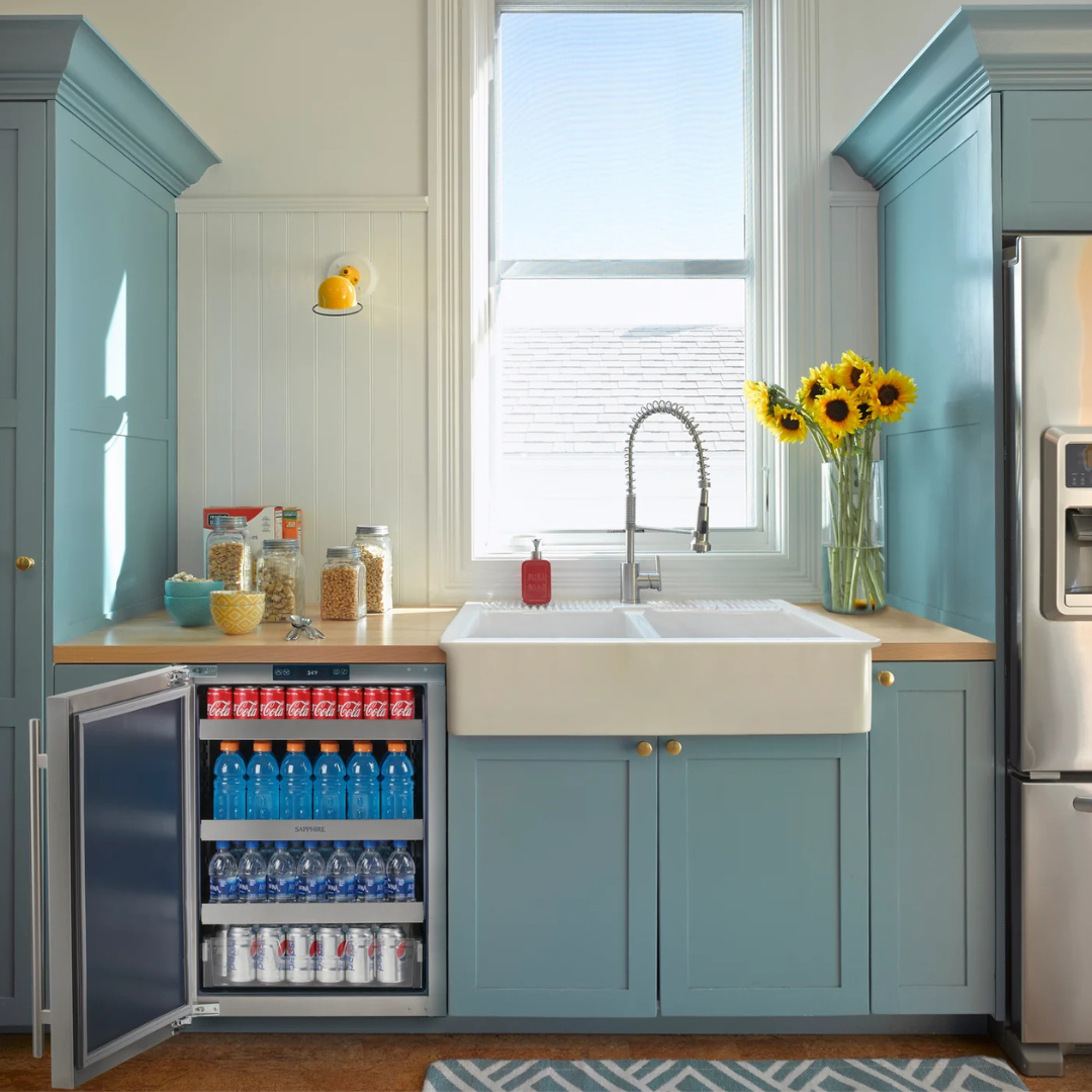 Refrigerador comercial puerta sólida interiores altura ADA 60.6 cm 23.88″ SAPPHIRE SR24SSADA