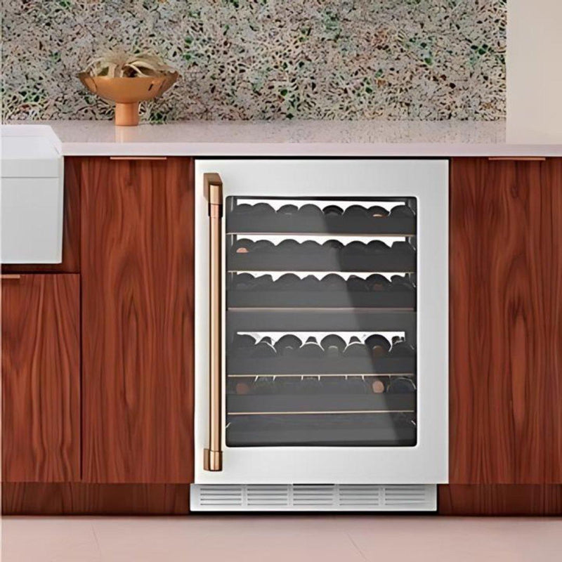 Cava de vinos Café Appliances de 24 pulgadas dual zone en acabado matte black con capacidad para 46 botellas