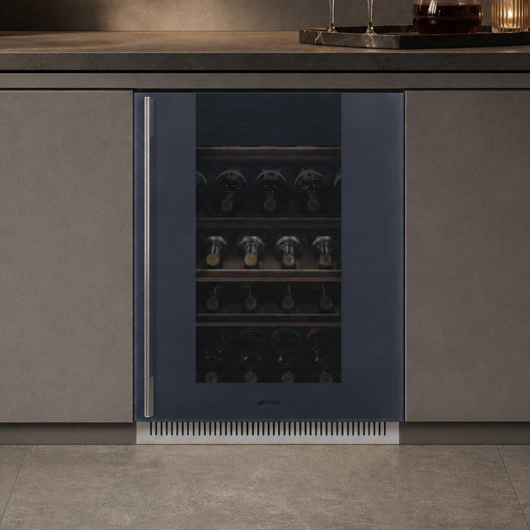 Cava de vinos Smeg de 24 pulgadas en color Neptune Grey con doble zona y capacidad para 38 botellas