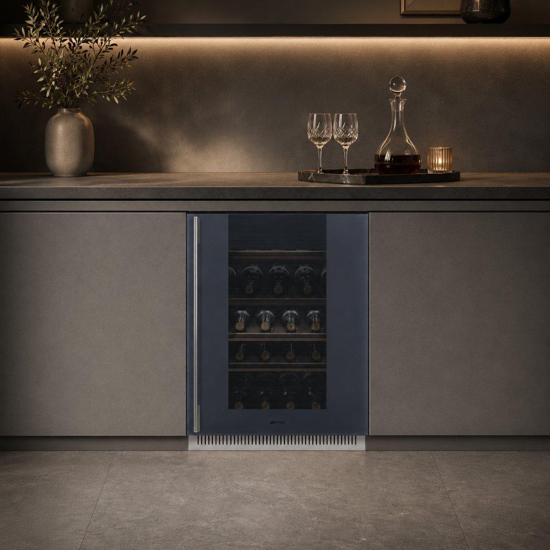 Cava de vinos Smeg de 24 pulgadas en color Neptune Grey con doble zona y capacidad para 38 botellas