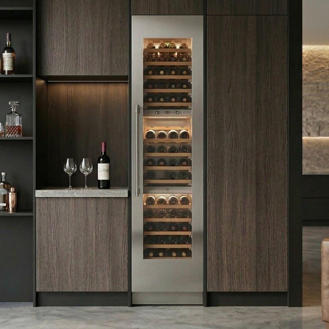 Cava de vinos de columna panelable Bertazzoni de 18 pulgadas con triple zona y opción de apertura derecha o izquierda