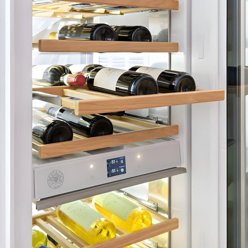 Cava de vinos de columna panelable Bertazzoni de 18 pulgadas con triple zona y opción de apertura derecha o izquierda