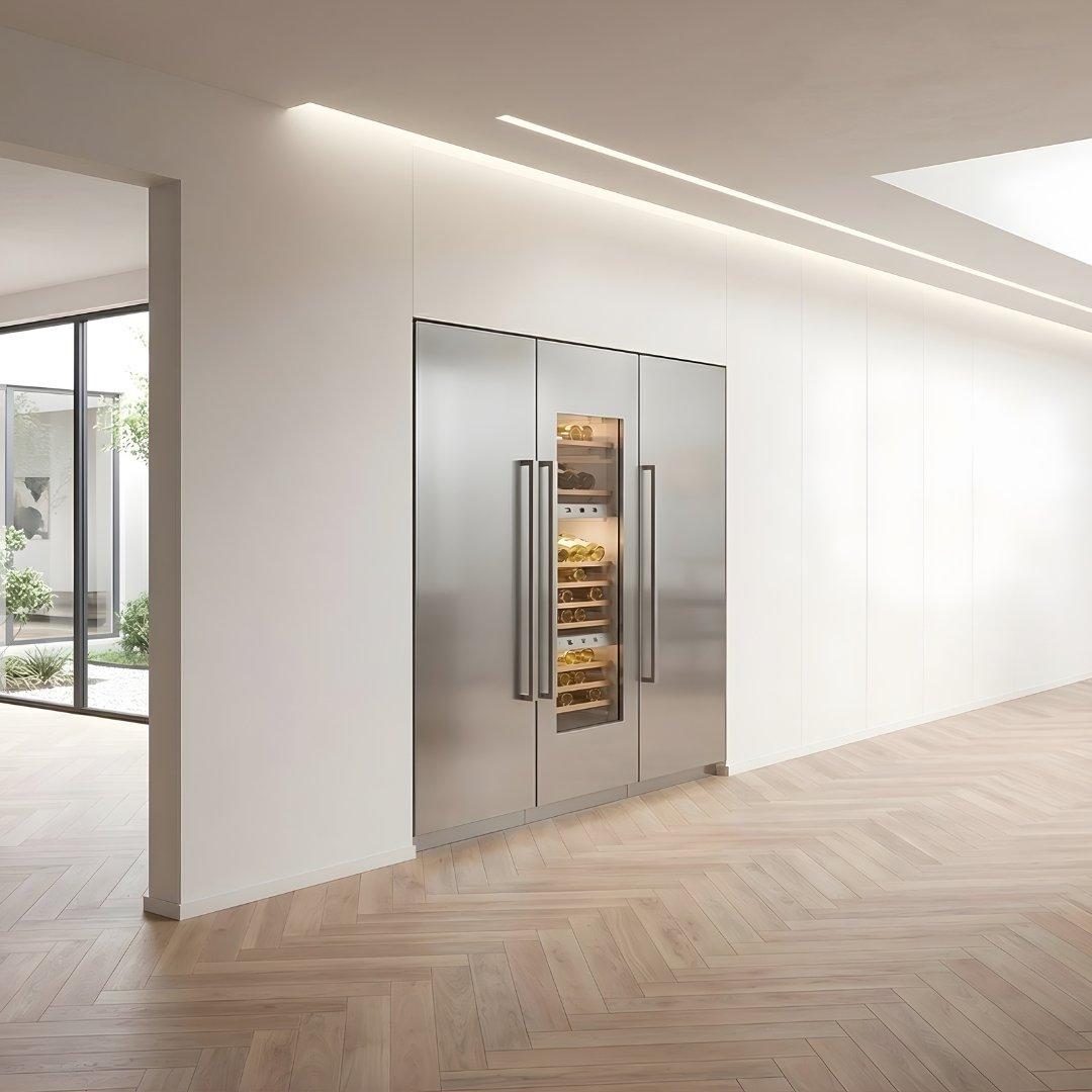 Cava de vinos de columna panelable Bertazzoni de 24 pulgadas con triple zona de temperatura y puerta reversible
