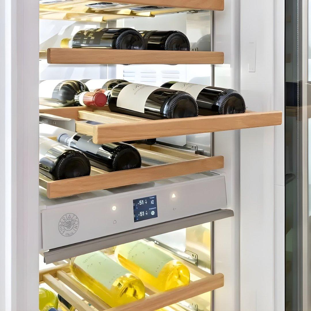 Cava de vinos de columna panelable Bertazzoni de 24 pulgadas con triple zona de temperatura y puerta reversible