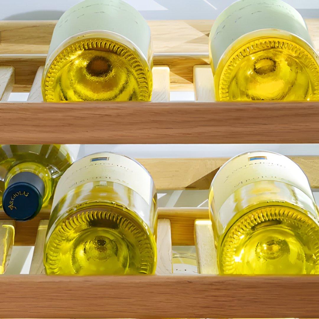 Cava de vinos de columna panelable Bertazzoni de 24 pulgadas con triple zona de temperatura y puerta reversible