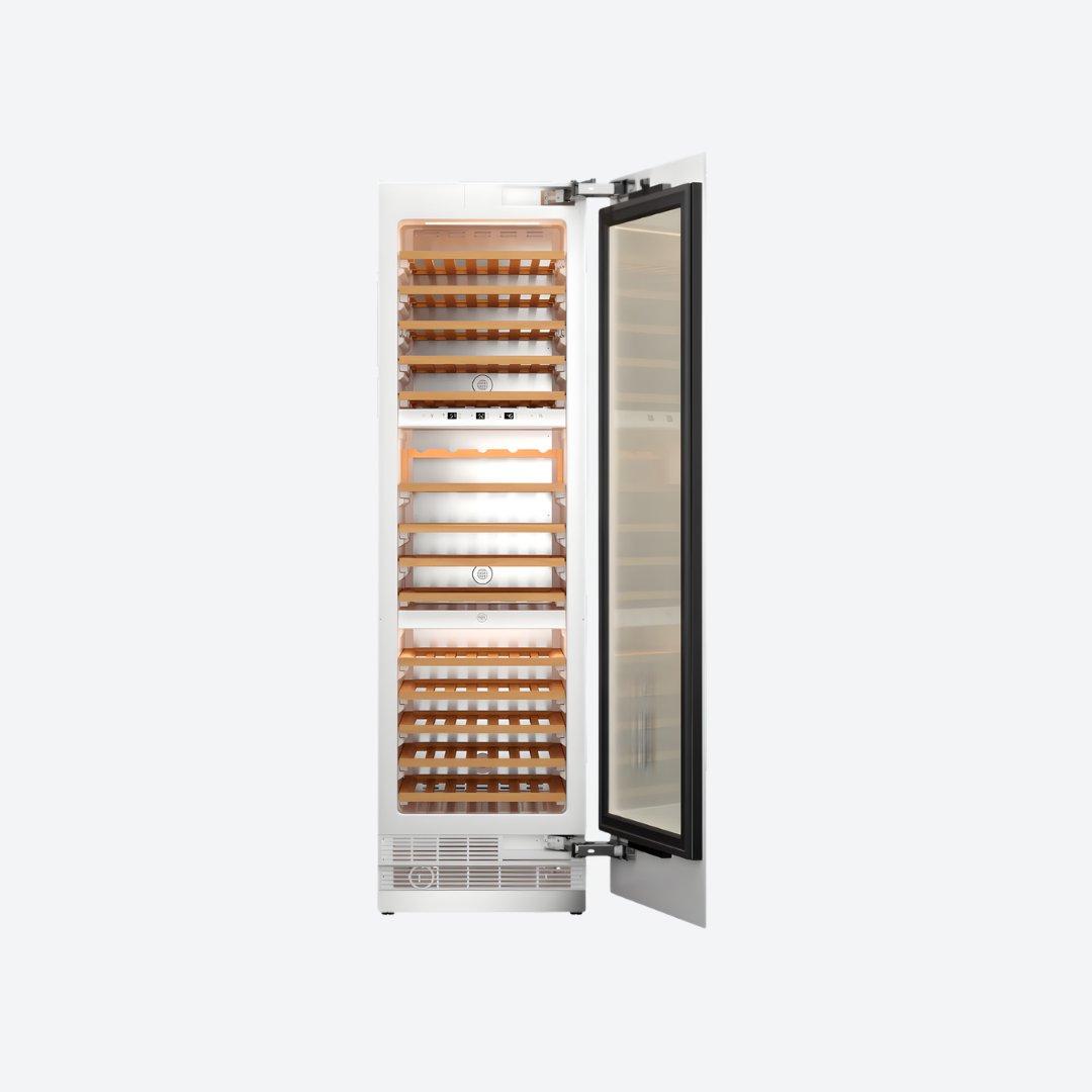 Cava de vinos de columna panelable Bertazzoni de 24 pulgadas con triple zona de temperatura y puerta reversible