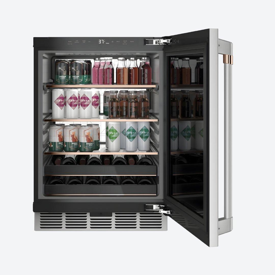 Centro de bebidas Café Appliances de 24 pulgadas en acabado Matte White con puerta de cristal y LED light wall