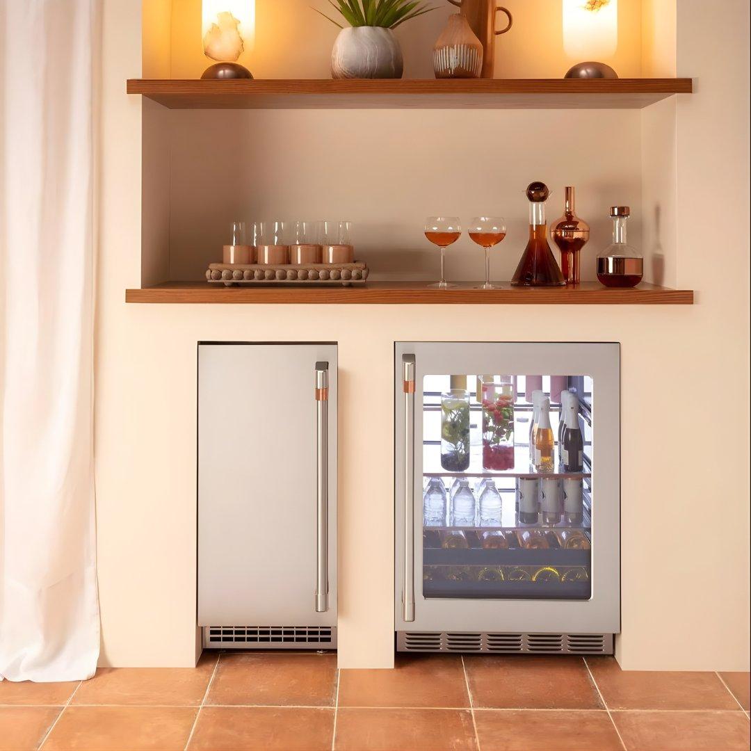 Centro de bebidas Café Appliances de 24 pulgadas en acabado Matte White con puerta de cristal y LED light wall