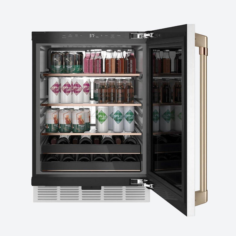 Centro de bebidas Café Appliances de 24 pulgadas en acabado Matte White con puerta de cristal y LED light wall