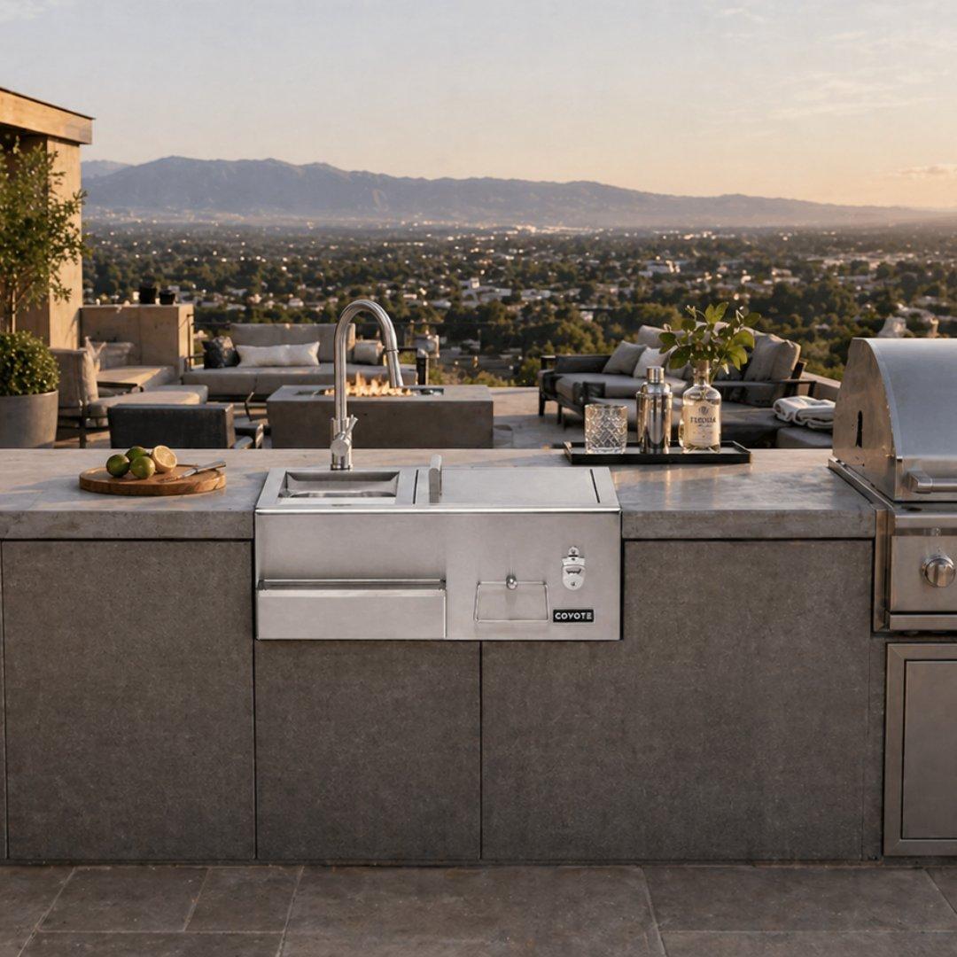 Centro de bebidas Coyote de 30 pulgadas para exteriores con tarja y estación de servicio integrada