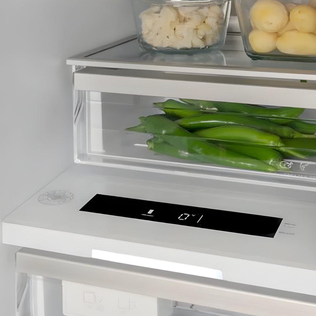 Congelador de columna panelable Bertazzoni de 18 pulgadas con bisagra izquierda e Ice Maker automático