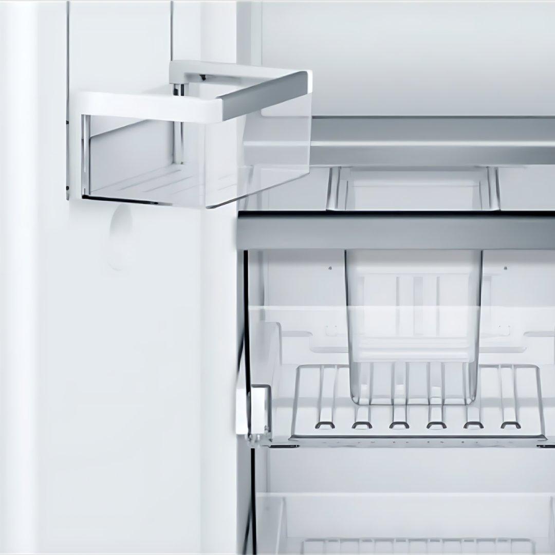 Congelador de columna panelable Bosch de 18 pulgadas con Ice Maker y diseño empotrable