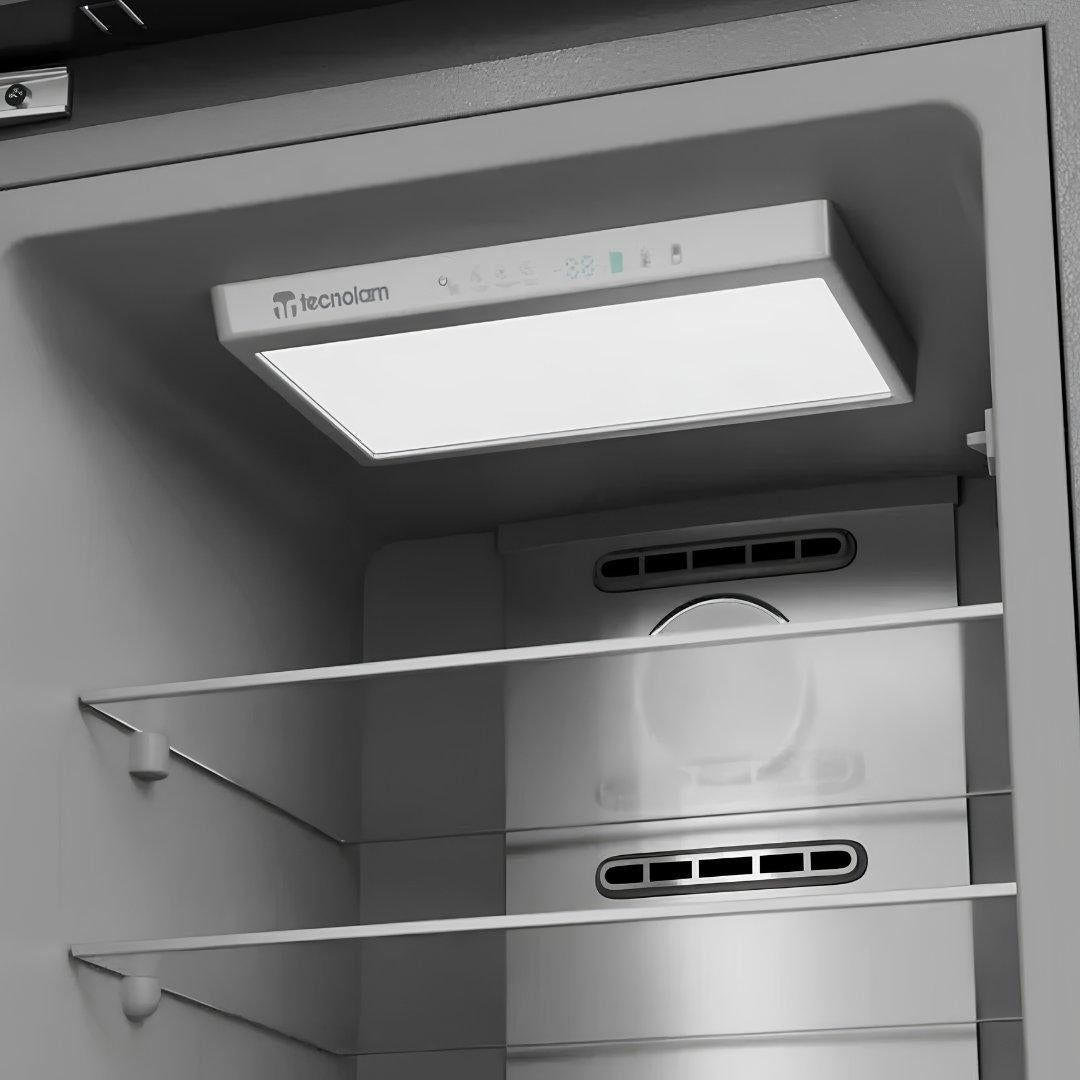 Congelador panelable Tecnolam de 60 cm con 222 litros y diseño integrado