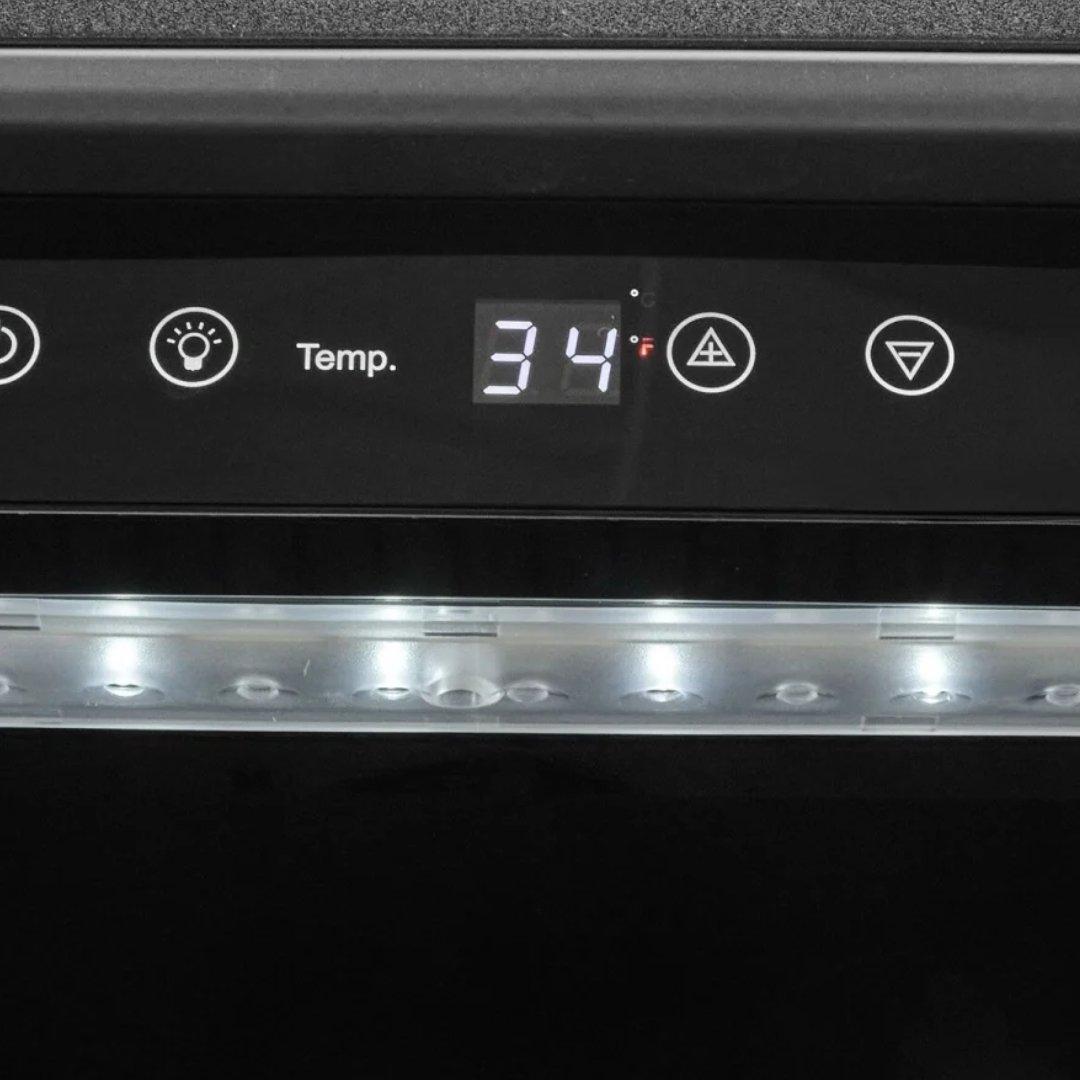 Frigobar Coyote de 24 pulgadas para exteriores con puerta reversible y control digital