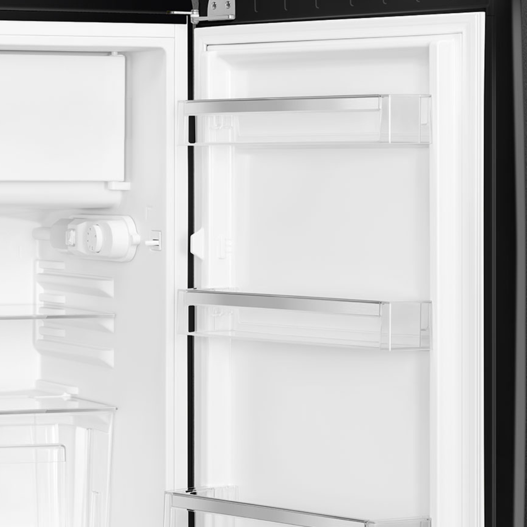Frigobar retro Smeg de 21 pulgadas en color negro con congelador interno