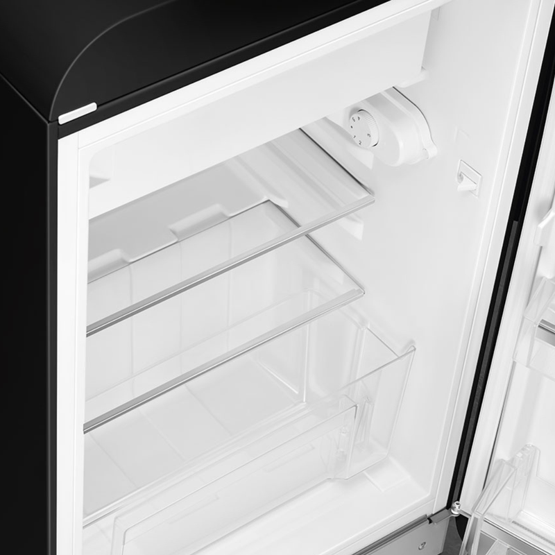 Frigobar retro Smeg de 21 pulgadas en color negro con congelador interno