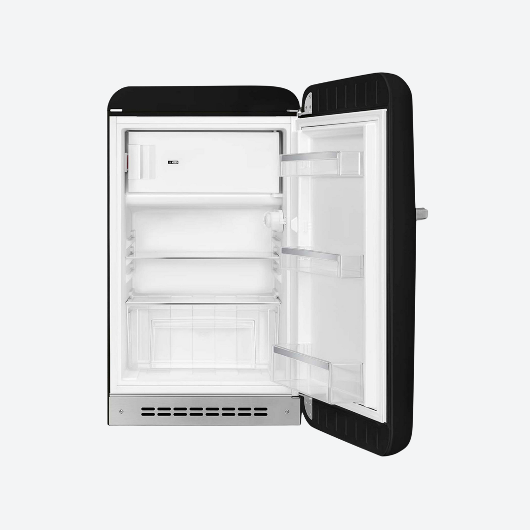 Frigobar retro Smeg de 21 pulgadas en color negro con congelador interno