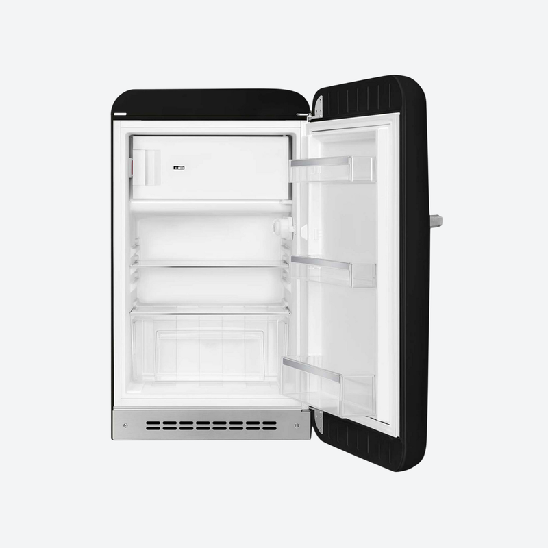Frigobar retro Smeg de 21 pulgadas en color negro con congelador interno