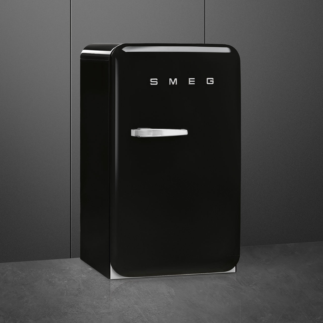 Frigobar retro Smeg de 21 pulgadas en color negro con congelador interno