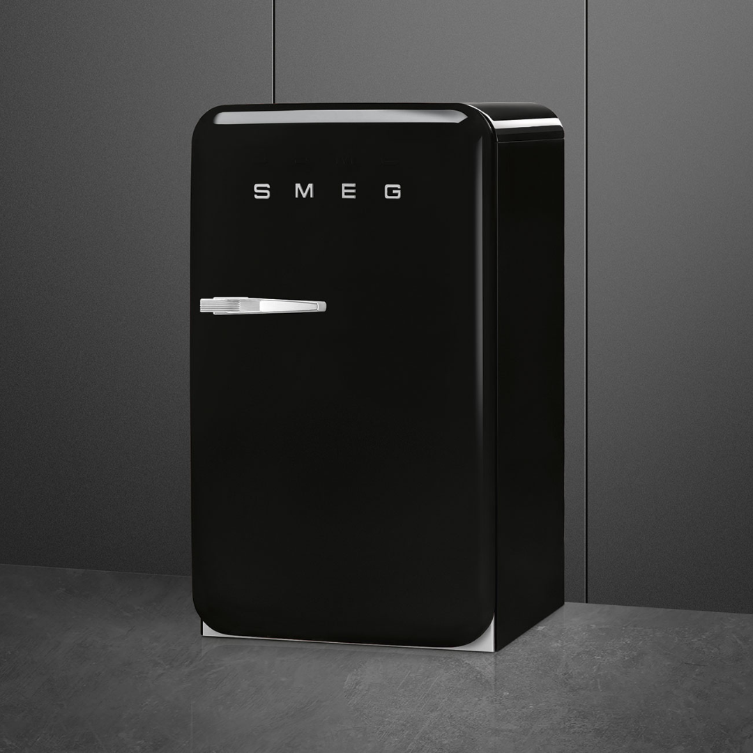 Frigobar retro Smeg de 21 pulgadas en color negro con congelador interno
