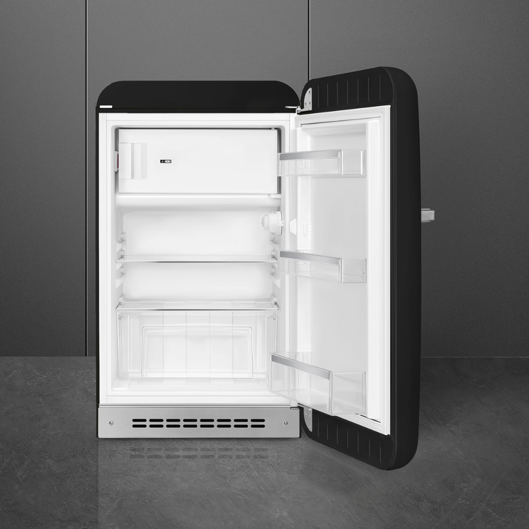 Frigobar retro Smeg de 21 pulgadas en color negro con congelador interno