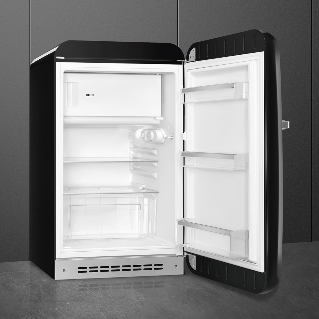 Frigobar retro Smeg de 21 pulgadas en color negro con congelador interno