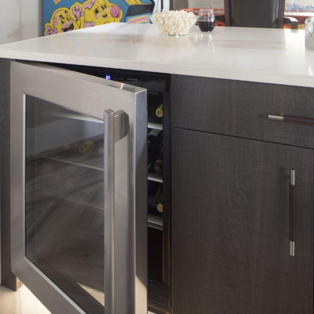 Refrigerador Thermador de 24 pulgadas bajo cubierta con puerta de cristal y jaladera Professional