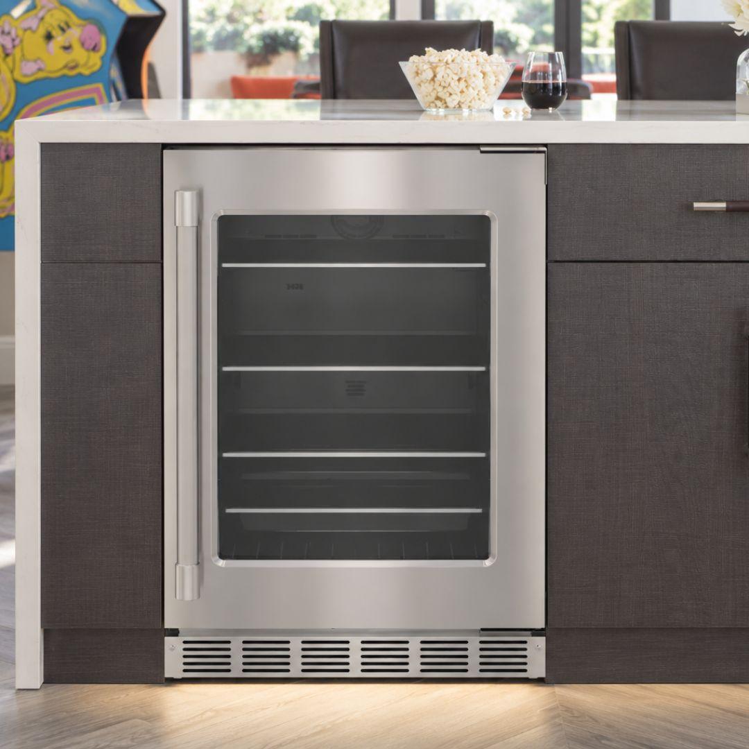 Refrigerador Thermador de 24 pulgadas bajo cubierta con puerta de cristal y jaladera Professional